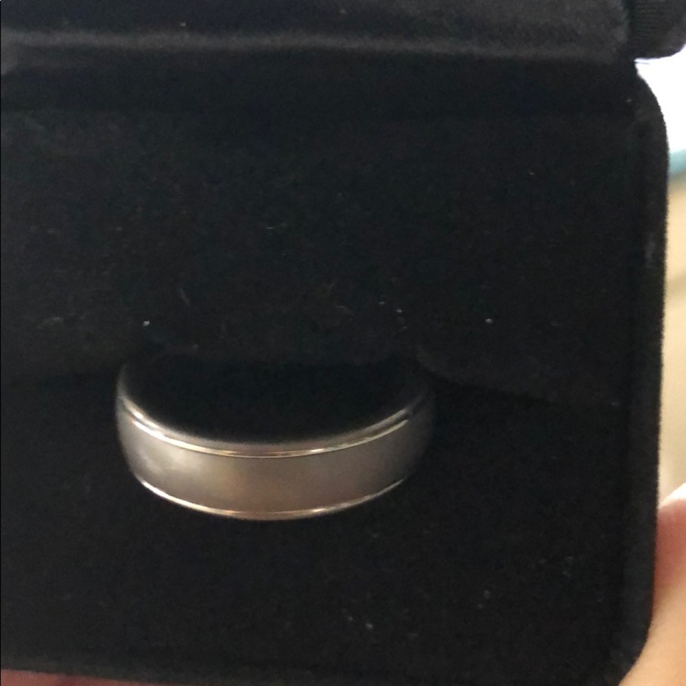 Men’s Tungsten wedding ring, size 9.5 or 10. - Picture 3 of 5